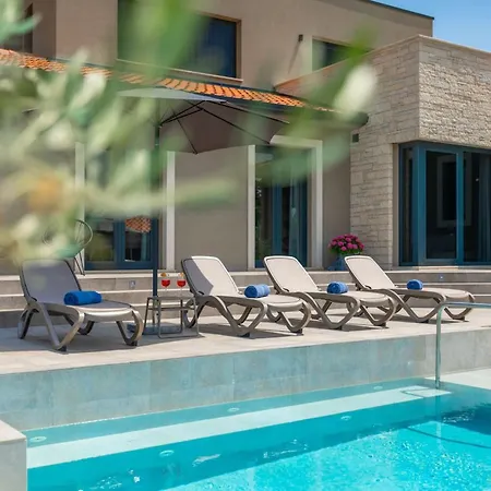Modern Lukas With Pool In Vizinada *