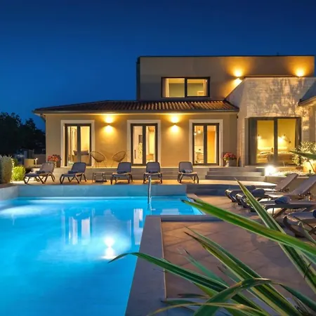 Villa Modern Lukas With Pool In Vizinada
